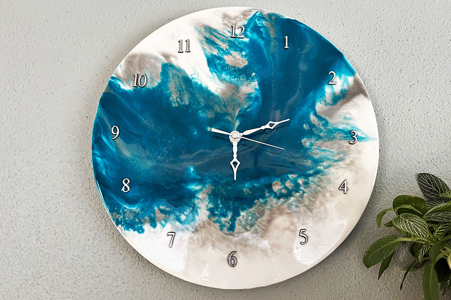 Make this Color Resin Pour Clock